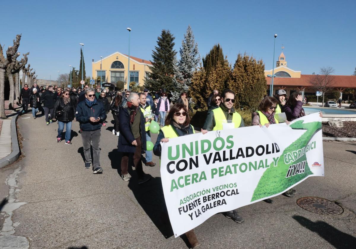 Los vecinos de las urbanizaciones se manifestaron en 2024 para pedir la construcción de la acera y del carril bici que los conectara con Valladolid.