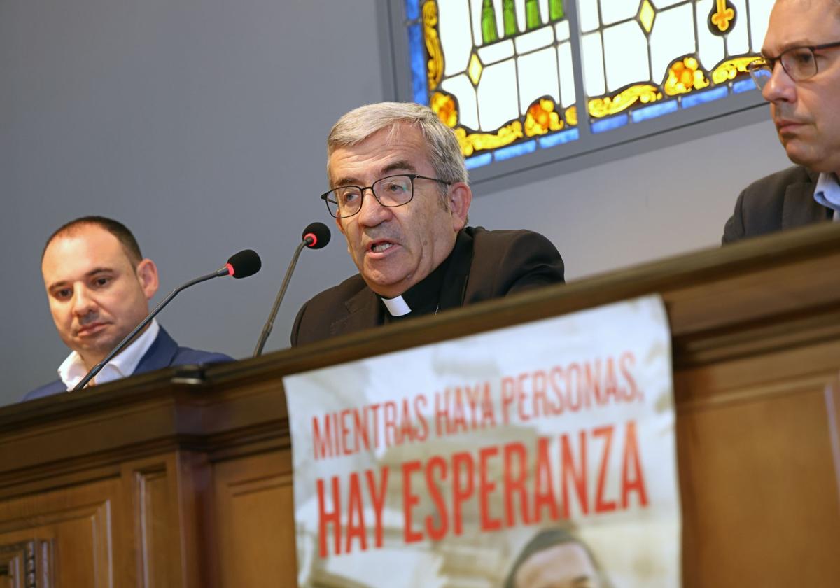 El arzobispo, Luis Argüello, durante la presentación de la memoria de Cáritas, este lunes en Valladolid.