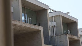 La gran estructura horizontal de hormigón en el corazón de Pajarillos