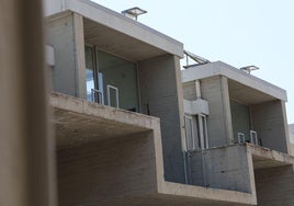 La gran estructura horizontal de hormigón en el corazón de Pajarillos