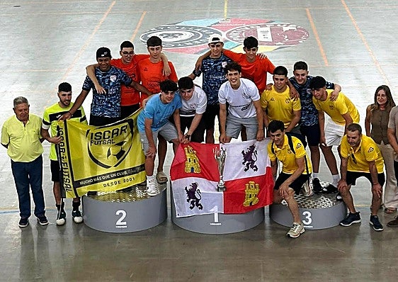 Equipo juvenil del Club Íscar Futbol Sala celebrando el titulo de campeón de España.
