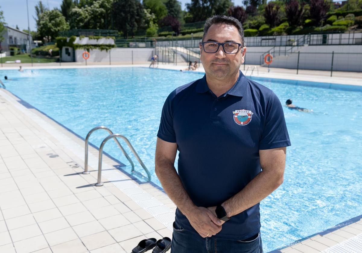 Alberto Retuerto, presidente de la Federación de Salvamento y Socorrismo de Castilla y León en la piscina de Canterac.