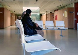 Varias personas en la sala de espera de un ambulatorio.