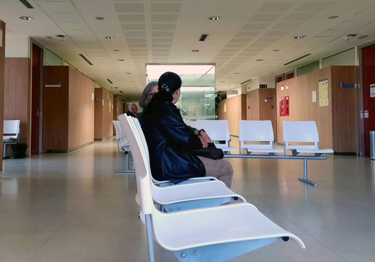 Varias personas en la sala de espera de un ambulatorio.