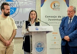 La presidenta del Consejo de la Juventud, Sandra Ámez, flanqueada por Francisco Javier Muñoz (i) y Enrique Cabero en la sede del CES en Valladolid este lunes.