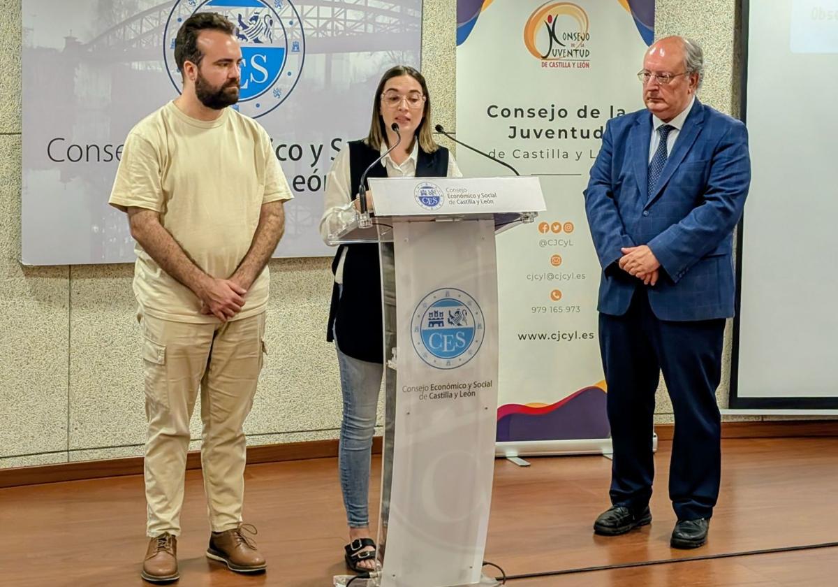 La presidenta del Consejo de la Juventud, Sandra Ámez, flanqueada por Francisco Javier Muñoz (i) y Enrique Cabero en la sede del CES en Valladolid este lunes.