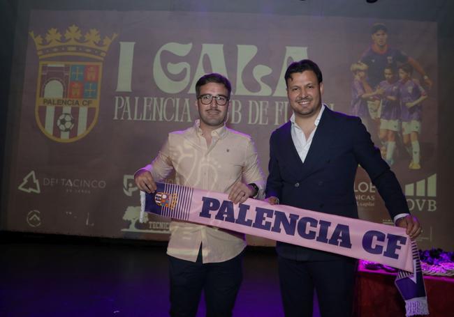 El presidente, a la derecha, y el entrenador, este lunes en la gala del Palencia CF.