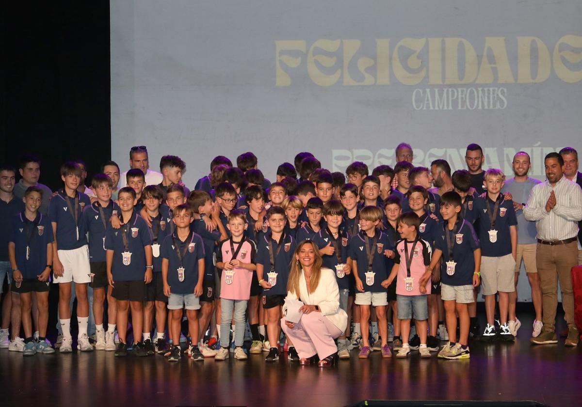 La cantera celebra la temporada con el reconocimiento del público, este lunes en el Teatro Ortega.