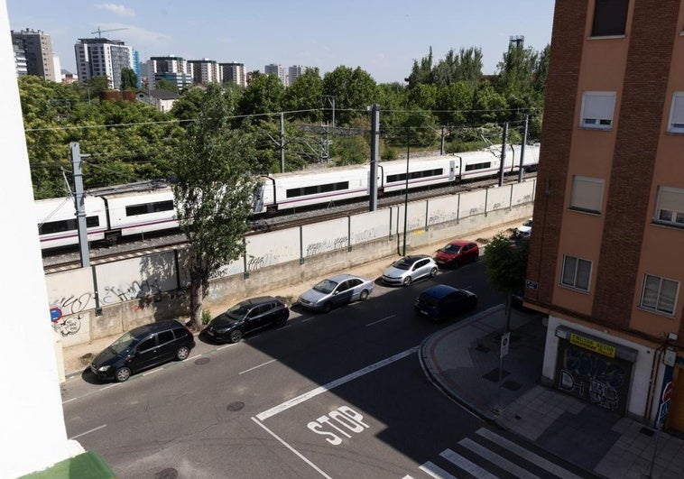 La calle Hípica, en su cruce con la Avenida de Irún, junto a la vía de tren.