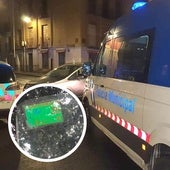 Imagen de un control de la Policía Municipal de Valladolid. En el círculo, la pegatina intervenida.