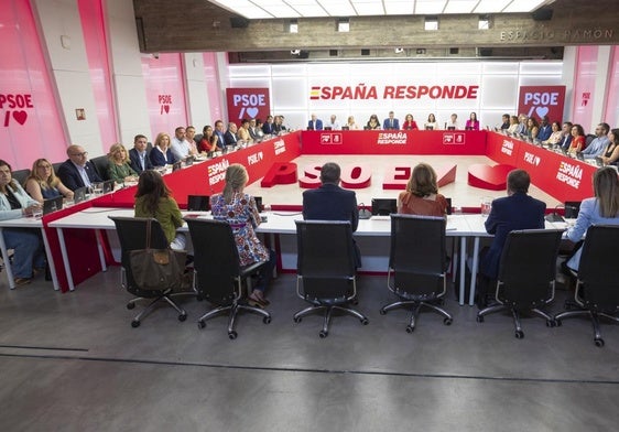 Los 49 miembros de la Ejecutiva del PSOE, salvo Óscar Puente, ausente de la imagen, de baja paternal, este lunes en Ferraz.