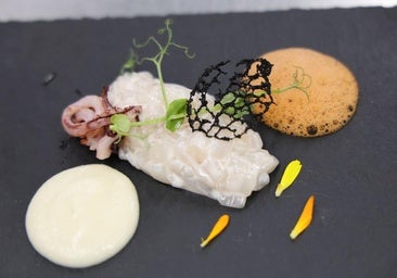 Tartar de calamar, crema de apionabo y aire de zanahoria ahumada, por el chef Víctor Sanz