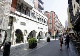 Acceso a la futura pensión y la entreplanta que ocupará, sobre la tienda Textura, en el número 5 de la calle Regalado.