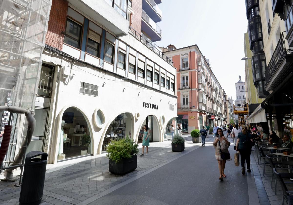 Acceso a la futura pensión y la entreplanta que ocupará, sobre la tienda Textura, en el número 5 de la calle Regalado.