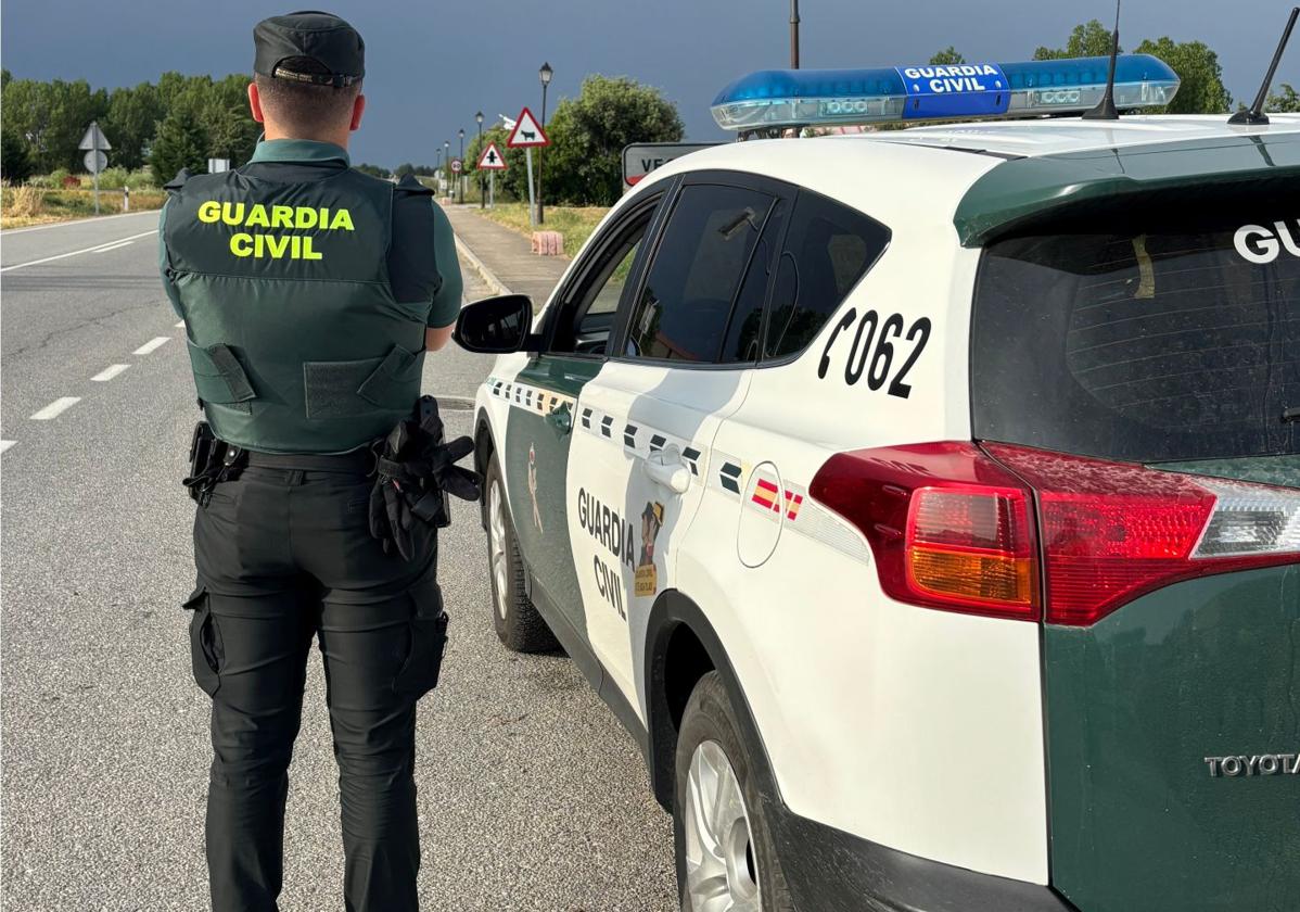 Patrulla de la Guardia Civil en una carretera de la provincia de Segovia.