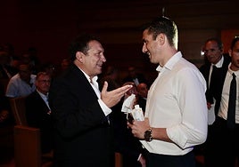 Eusebio charla antes de la gala centenario de la Federación de Castilla y León de Fútbol.