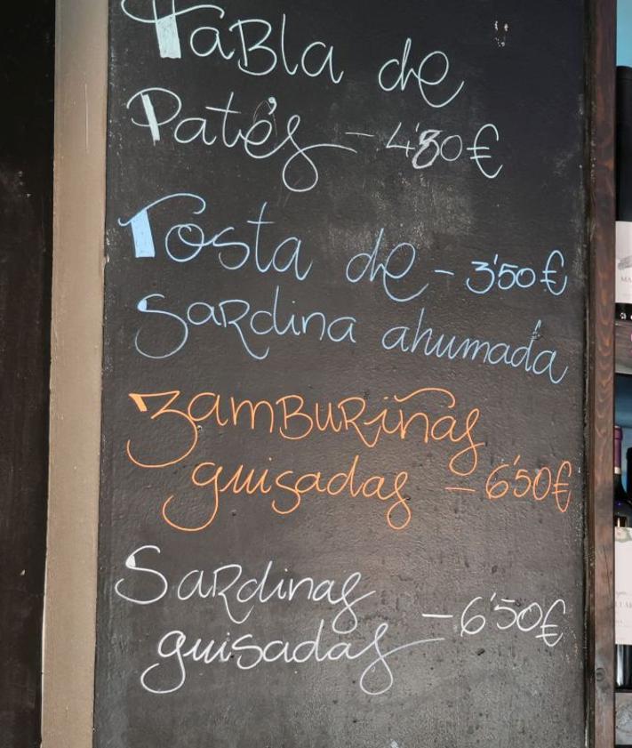 Imagen secundaria 2 - El escritor vallisoletano Gustavo Martín Garzo en la Microbodega Urbana.