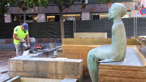 Tareas de limpieza y recuperación de las piedras dañadas en la fuente de la Sirenas, de la plaza de Martí y Monsó.