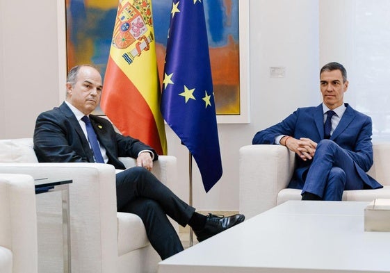 El secretario general de Junts, Jordi Turull (i), y el presidente del Gobierno, Pedro Sánchez (d), ayer en La Moncloa