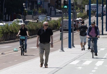 Ciclistas urbanos y oposición auguran conflictos entre peatones y bicis con el nuevo carril