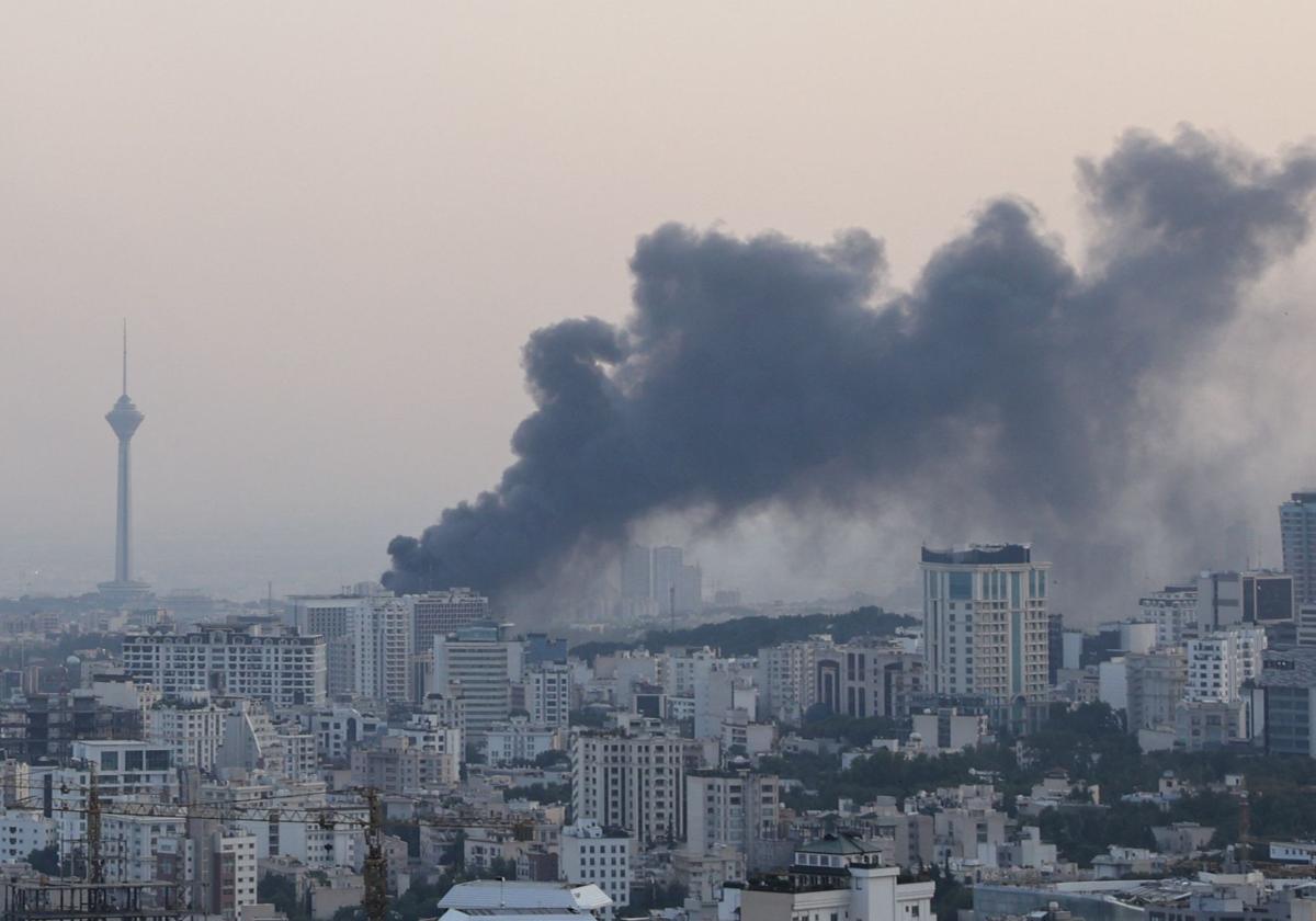El humo se eleva tras un ataque israelí contra el edificio IRIB, la emisora ​​estatal del país, en Teherán.