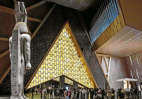 Visitantes en el atrio del Gran Museo Egipcio (GEM), que tras una apertura parcial y varios retrasos ha fijado el 3 de julio como fecha de su inauguración oficial.