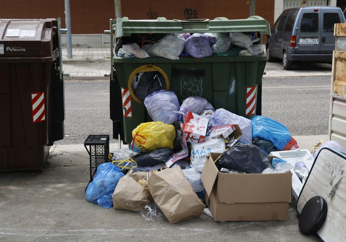 Aspecto de contenedores en el barrio del Cristo, la semana pasada.