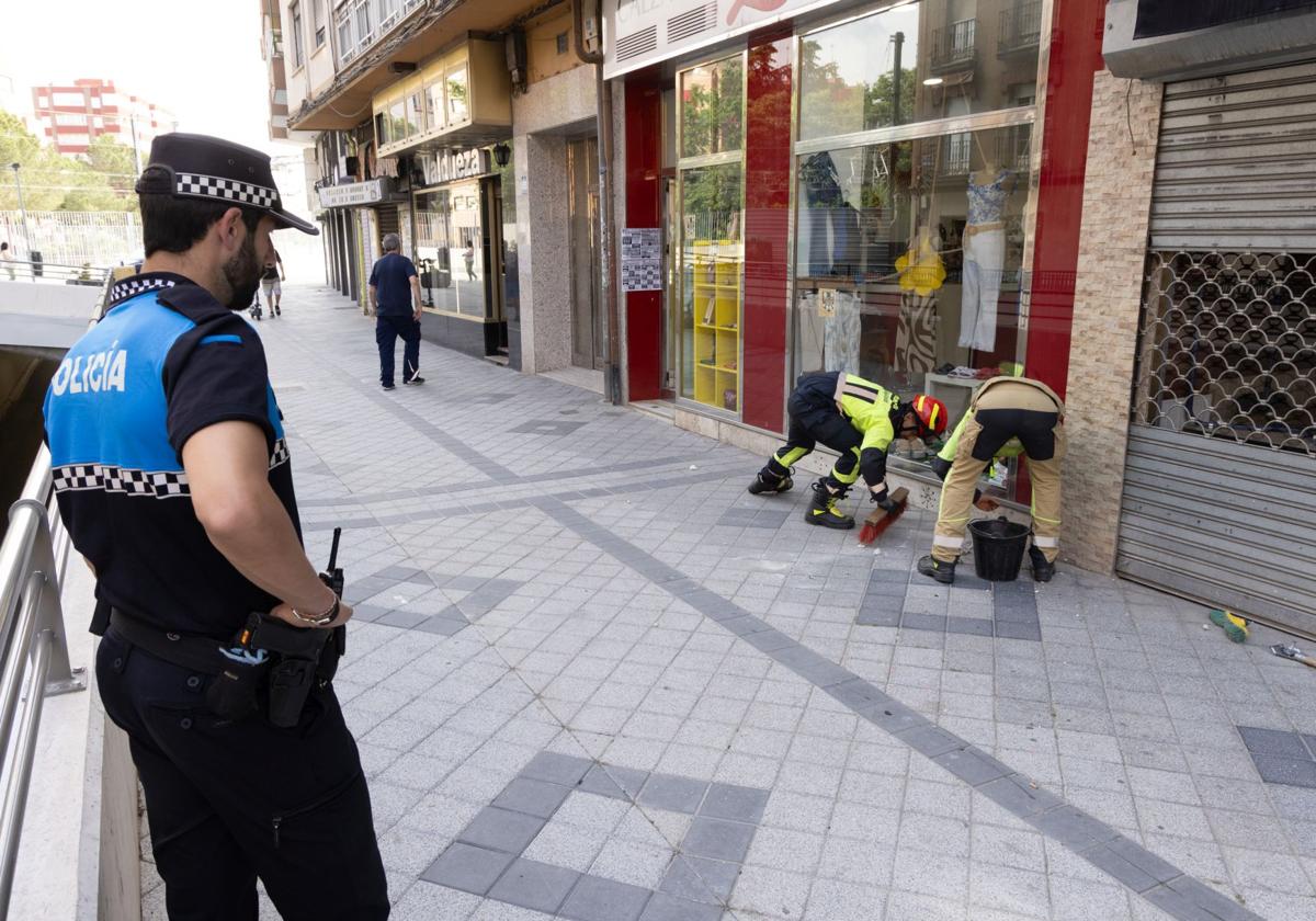 Los bomberos y la Policía Municipal intervienen tras la caída de cascotes en el número 46 de la calle Labradores.