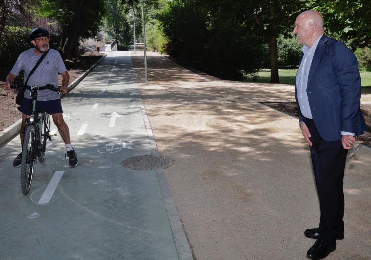 El alcalde de Valladolid, Jesús Julio Carnero, este martes durante la inauguración del nuevo carril bici de Isabel la Católica.