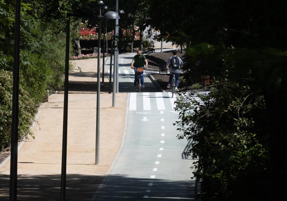 La inauguración del nuevo carril bici de Isabel la Católica, en imágenes