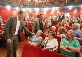 El presidente, Conrado Íscar, saluda a algunas de las asistentes a la jornada de este martes.