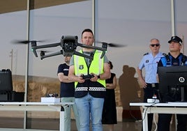 Un agente de la Policía Local pilota uno de los drones.
