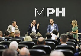 Fernando Antúnez (Cobadú), Pedro Pisonero (Iberaval) y Ángel Concejo (Autocyl) con la periodista Susana Criado en una de las mesas redondas celebradas en el foro