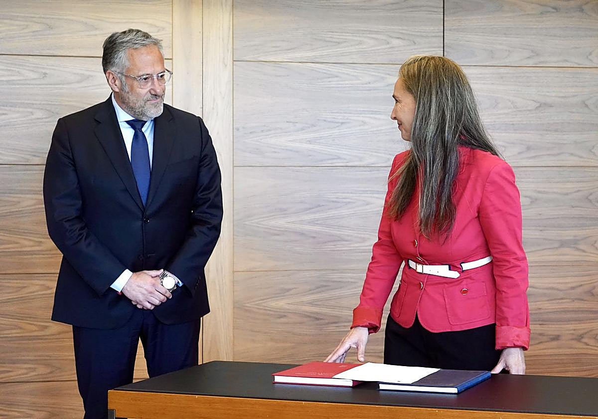 Laura Seseña, junto al presidente de las Cortes, Carlos Pollán, este martes durante la toma de posesión.