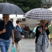 Viandantes se protegen de la lluvia en Segovia, hace unos días.