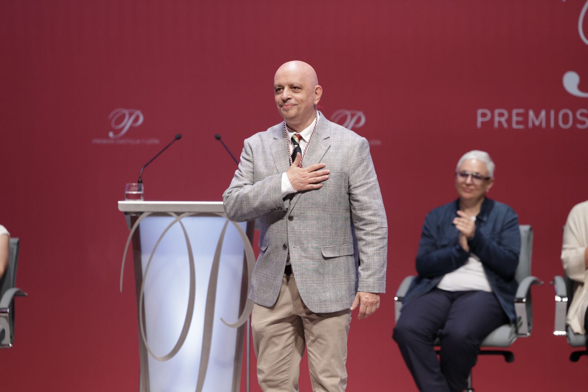 Imagen principal - Juan Ignacio González Iglesias (Letras), Elena García Armada (Investigación Científica y Técnica e Innovación) y la madre de la astronauta Sara García Alonso, que recogió el premio de Ciencias Sociales y Humanidades en representación de su hija y de Pablo Álvarez Fernández.