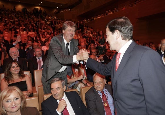 Alfonso Fernández Mañueco (PP) saluda a Carlos Martínez (PSOE) antes de iniciarse el acto.