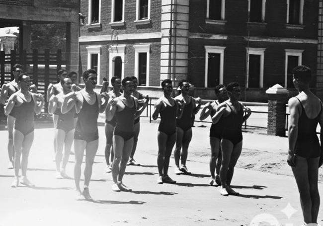 En 1947, un grupo de soldados de la Academia de Caballería se preparan para una clase de natación.