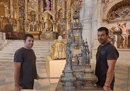 Juan Carlos Salán y Jesús Cano, portando la custodia en el interior del Museo de San Francisco