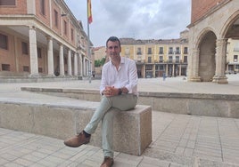 David Esteban, con la plaza Mayor al fondo, entre el Centro de Salud y el Ayuntamiento