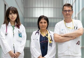 La doctora Julia Barbado, entre Miriam Gabella y Luis Corral, especialistas de la consulta de Enfermedades Autoinmunes del Río Hortega.