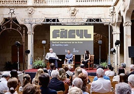 El consejero de Cultura, Turismo y Deporte, Gonzalo Santonja, asiste a los diálogos cervantinos, en el marco del 20 Festival Internacional de las Artes de Castilla y León, Fàcyl
