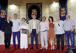 Cuco Pérez, José Antonio Ortega «Toño»; Mercedes, viuda de Félix Pérez; Alfonso Fernández Mañueco; el alcalde de Villalar Luis Alonso Laguna; Vanesa Muela; el cantautor Jaime Lafuente, en el acto de homenaje al 'Folk Castellano y Leonés'.