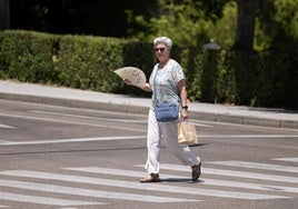 Una mujer se abanica para combatir el calor en Valladolid.