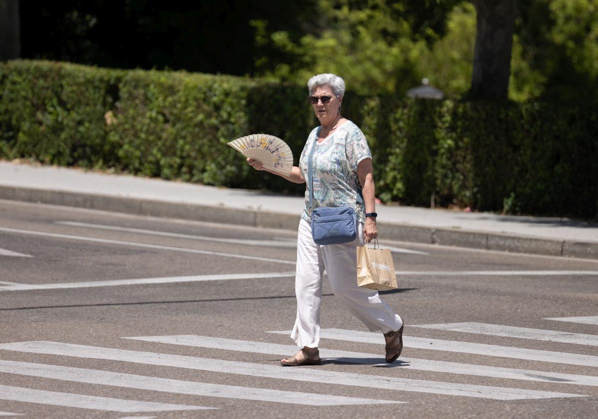 Una mujer se abanica para combatir el calor en Valladolid.