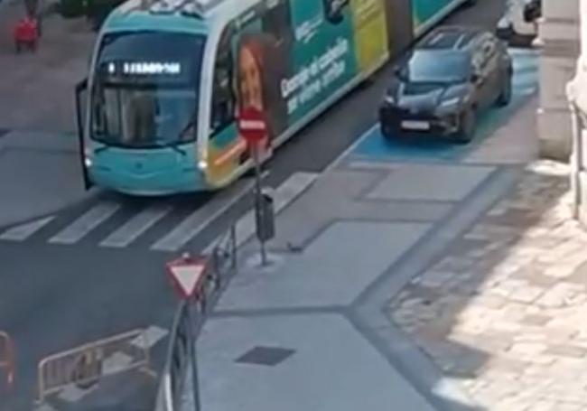 El autobús de Auvasa que permaneció parada en Librería al no poder continuar la marcha hacia la plaza de la Universidad.