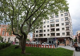 Bloque de viviendas en la Plaza de Santa Cruz de Valladolid.