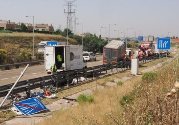 Retiran un camión volcado en la entrada a Río Shopping y Parquesol desde la A-62