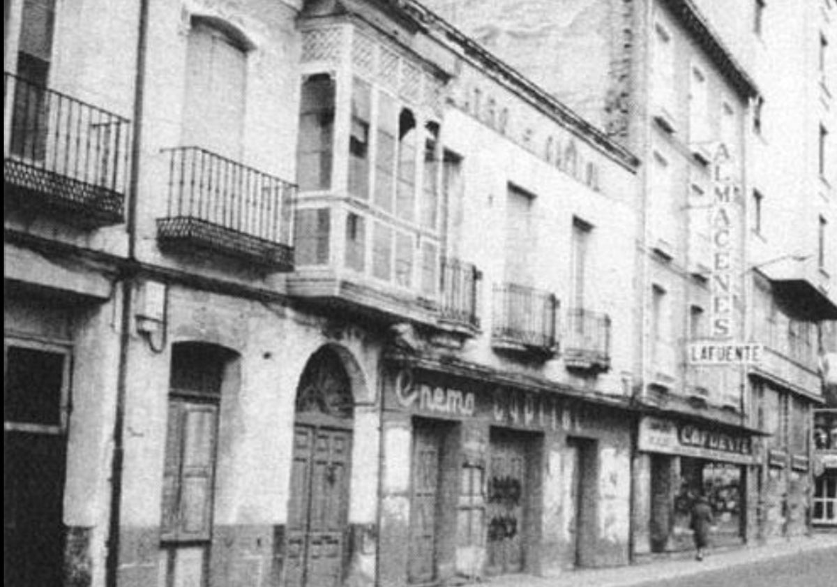 Imagen principal - Arriba, el desaparecido Cinema Capitol, que estaba en la calle Panaderos. Abajo, mitin de Gil Robles en el Calderón el 19 de diciembre de 1935, y el empresario Constantino Fernández Arango.