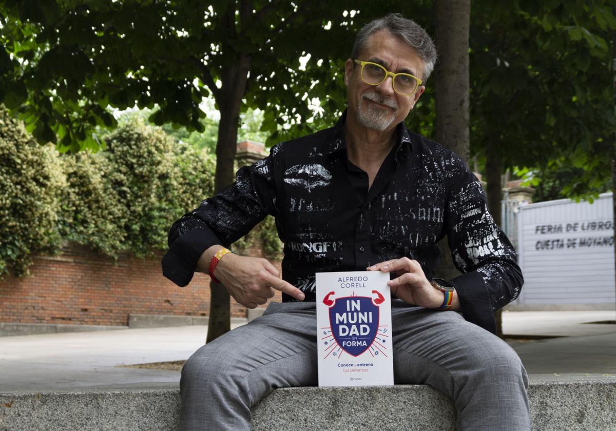 Alfredo Corell posa con un ejemplar de su obra en la Feria del Libro de Madrid.
